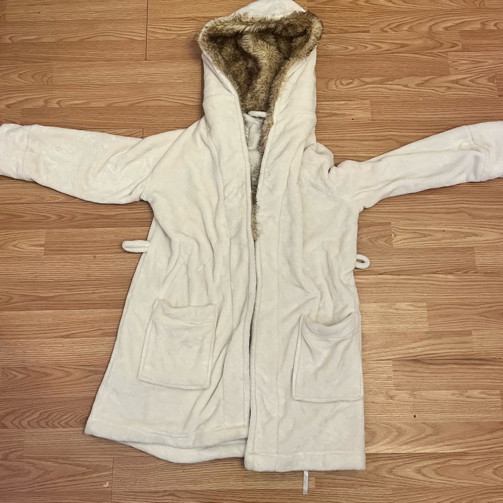 White Day dream robe size M, MISSING ROBE TIE